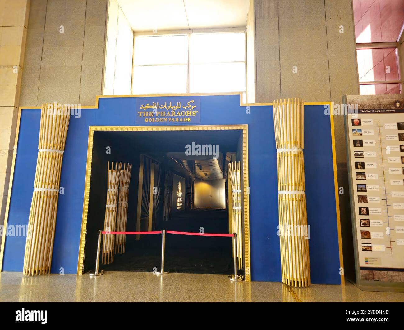 Cairo, Egitto, 6 ottobre 2024: Parata d'oro dei faraoni, ingresso alla sala delle mummie reali per le mummie di re e regine nel Museo Nazionale di es Foto Stock