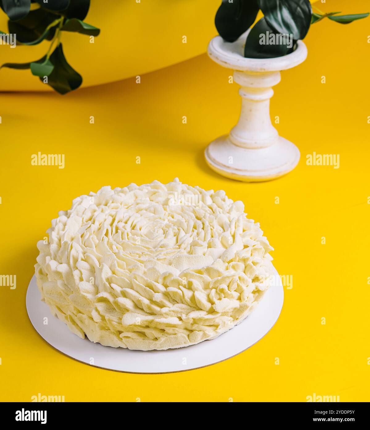 Mousse bianca su sfondo giallo Foto Stock