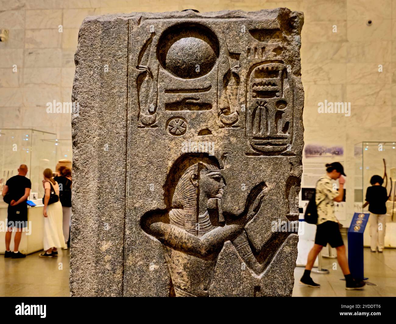 Cairo, Egitto, 6 ottobre 2024: Vari monumenti all'interno del Museo Nazionale della civiltà Egizia (NMEC), situato nella città vecchia del Cairo, il museo espone Foto Stock