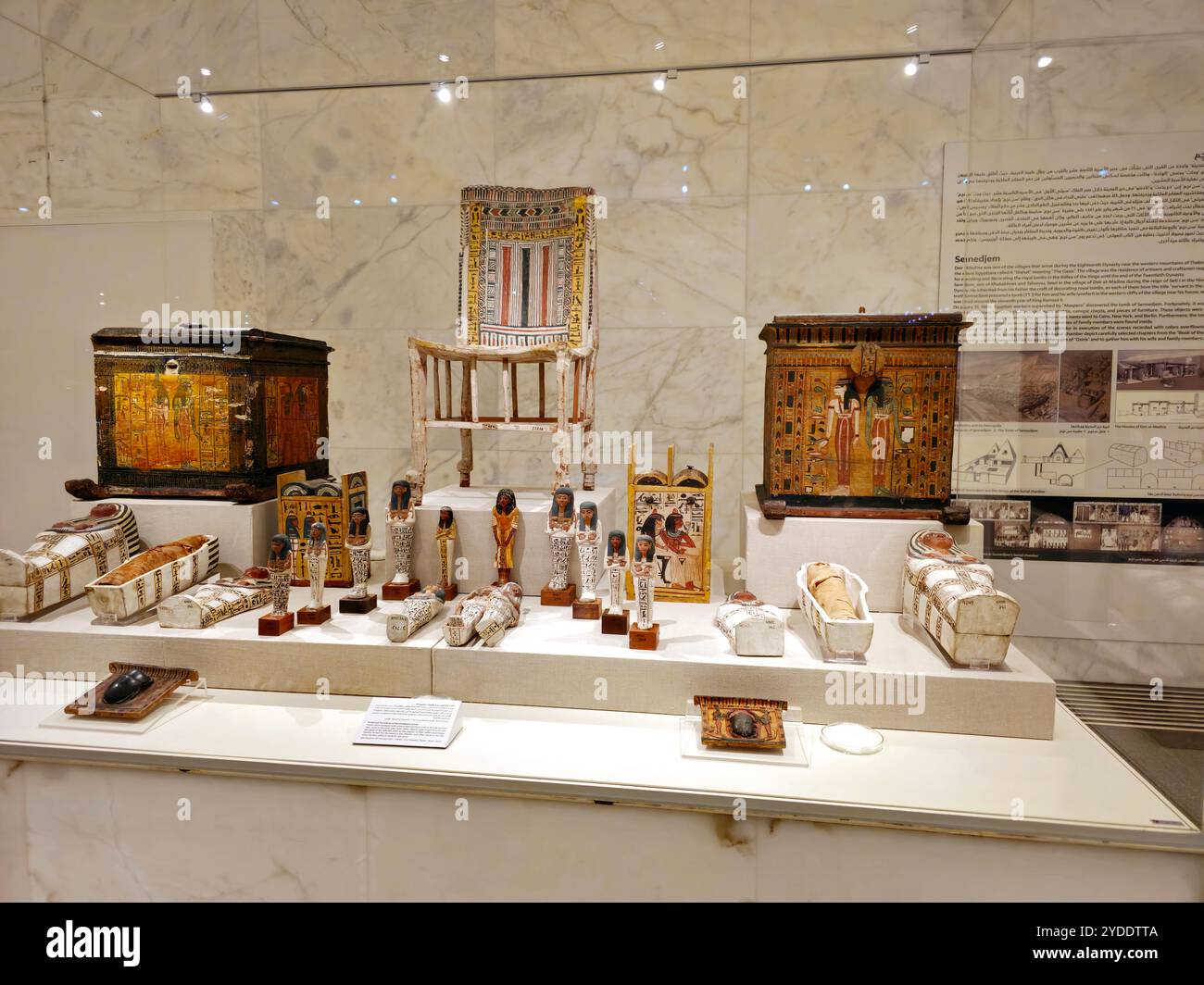 Cairo, Egitto, 6 ottobre 2024: Vari monumenti all'interno del Museo Nazionale della civiltà Egizia (NMEC), situato nella città vecchia del Cairo, il museo espone Foto Stock