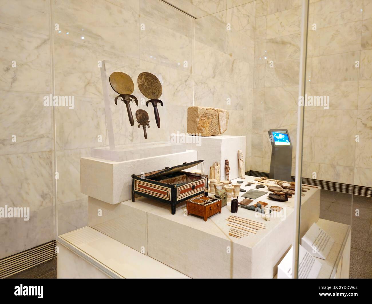 Cairo, Egitto, 6 ottobre 2024: Vari monumenti all'interno del Museo Nazionale della civiltà Egizia (NMEC), situato nella città vecchia del Cairo, il museo espone Foto Stock