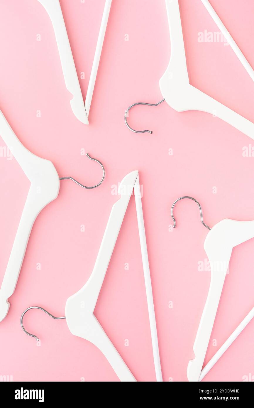 Grucce bianche su sfondo rosa pastello Foto Stock