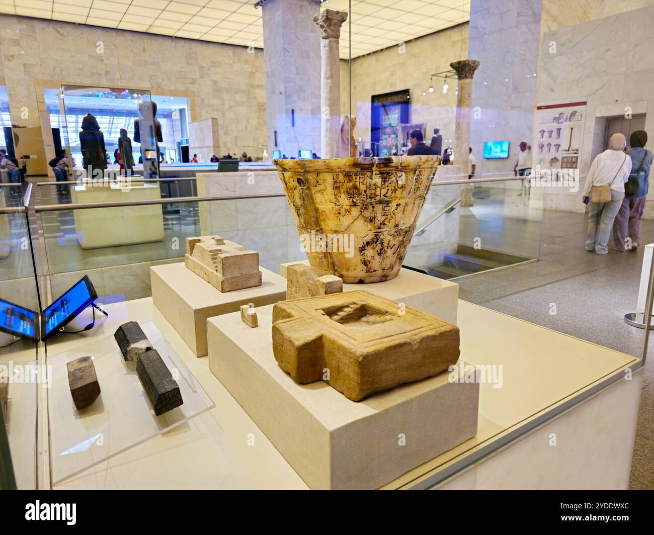 Cairo, Egitto, 6 ottobre 2024: Vari monumenti all'interno del Museo Nazionale della civiltà Egizia (NMEC), situato nella città vecchia del Cairo, il museo espone Foto Stock