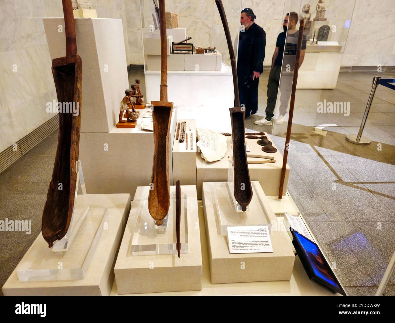 Cairo, Egitto, 6 ottobre 2024: Vari monumenti all'interno del Museo Nazionale della civiltà Egizia (NMEC), situato nella città vecchia del Cairo, il museo espone Foto Stock