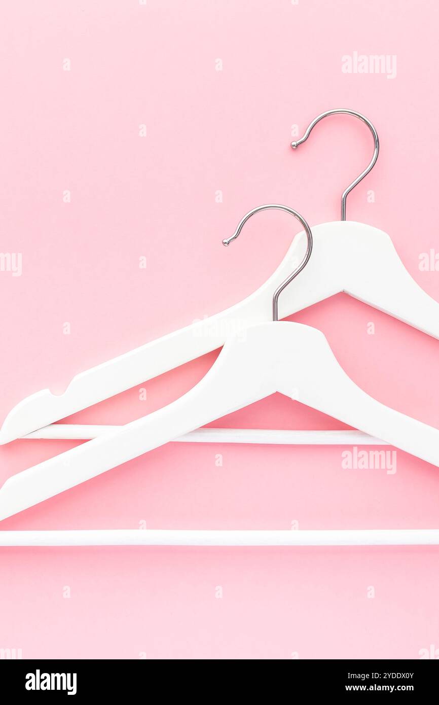 Grucce bianche su sfondo rosa pastello Foto Stock