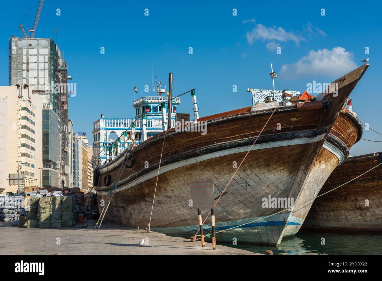 Tradizionali barche da carico arabe al Dubai creek, Emirati Arabi Uniti Foto Stock