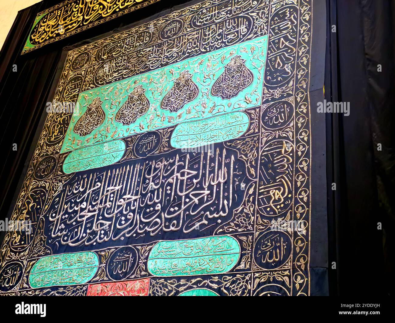 Cairo, Egitto, 6 ottobre 2024: Le tende di Kiswa, abbigliamento che copre la Santa Kaaba che veniva fabbricata in Egitto, il Museo Nazionale di E. Foto Stock