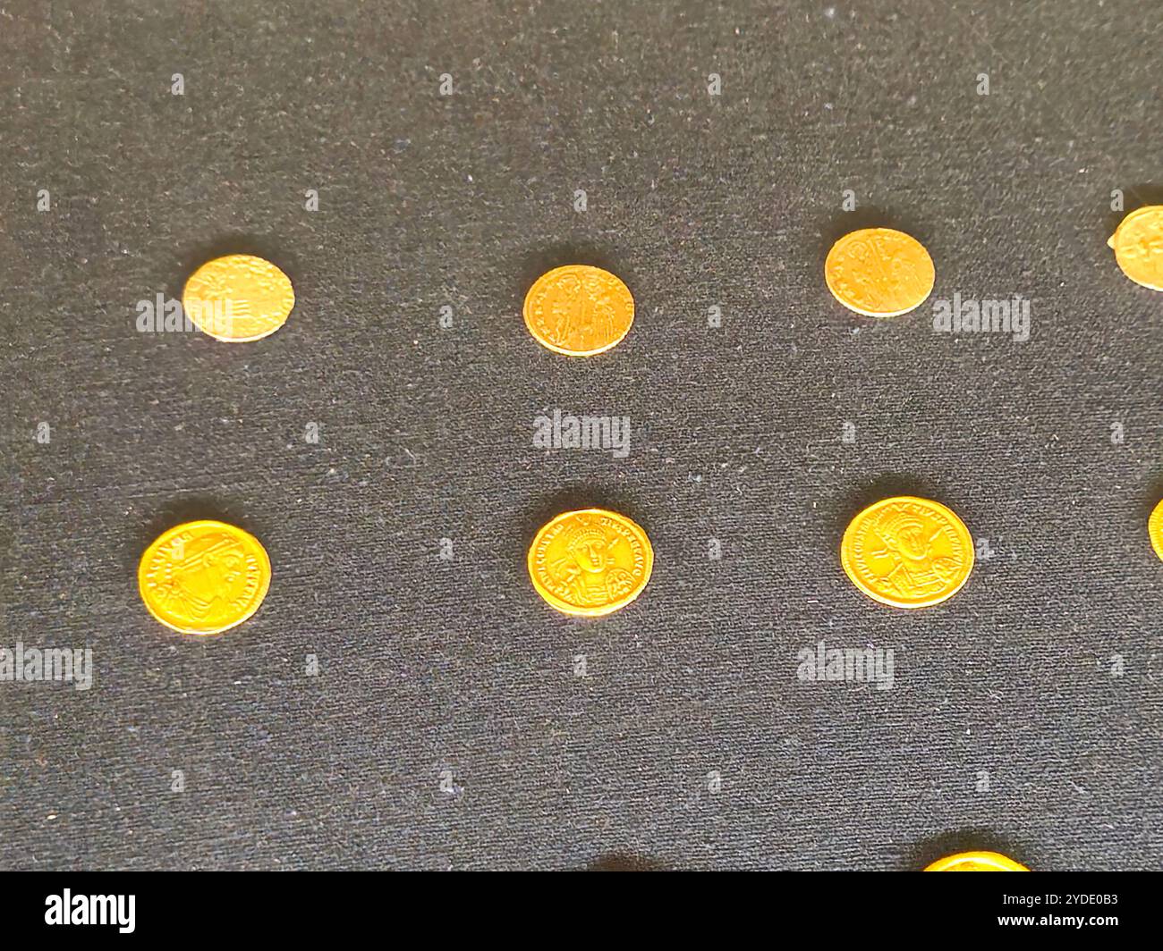 Cairo, Egitto, 6 ottobre 2024: Antiche monete d'oro nel Museo Nazionale della civiltà Egizia (NMEC), situato nella città vecchia del Cairo, il museo espone col Foto Stock