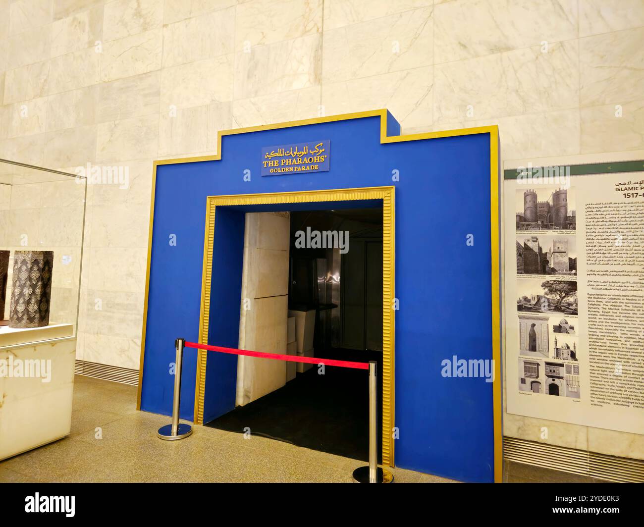 Cairo, Egitto, 6 ottobre 2024: Parata d'oro dei faraoni, ingresso alla sala delle mummie reali per le mummie di re e regine nel Museo Nazionale di es Foto Stock