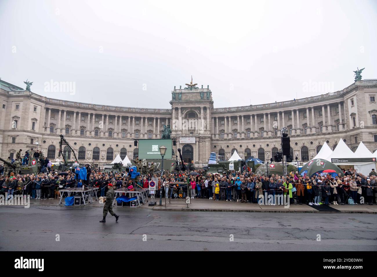 Vienna, Vienna, AUSTRIA. 26 ottobre 2024. Gli spettatori guardano i festeggiamenti in occasione della giornata dell'indipendenza austriaca alla Heldenplatz di Vienna, esposizione delle forze armate austriache (Credit Image: © Andreas Stroh/ZUMA Press Wire) SOLO PER USO EDITORIALE! Non per USO commerciale! Crediti: ZUMA Press, Inc./Alamy Live News Foto Stock