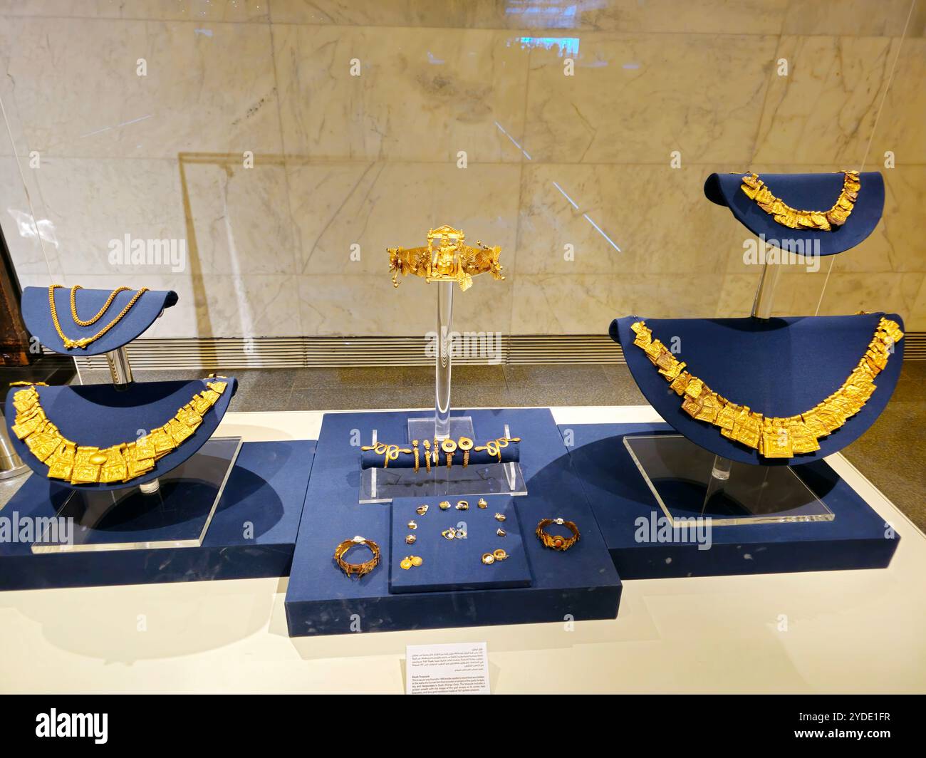 Cairo, Egitto, 6 ottobre 2024: Tesoro di Dush, corona d'oro, due braccialetti, due collane d'oro fatte di 187 targhe nel Museo nazionale dell'Egitto Foto Stock