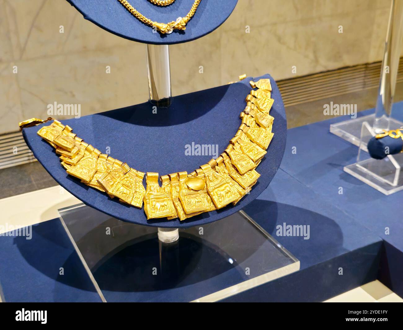 Cairo, Egitto, 6 ottobre 2024: Tesoro di Dush, corona d'oro, due braccialetti, due collane d'oro fatte di 187 targhe nel Museo nazionale dell'Egitto Foto Stock