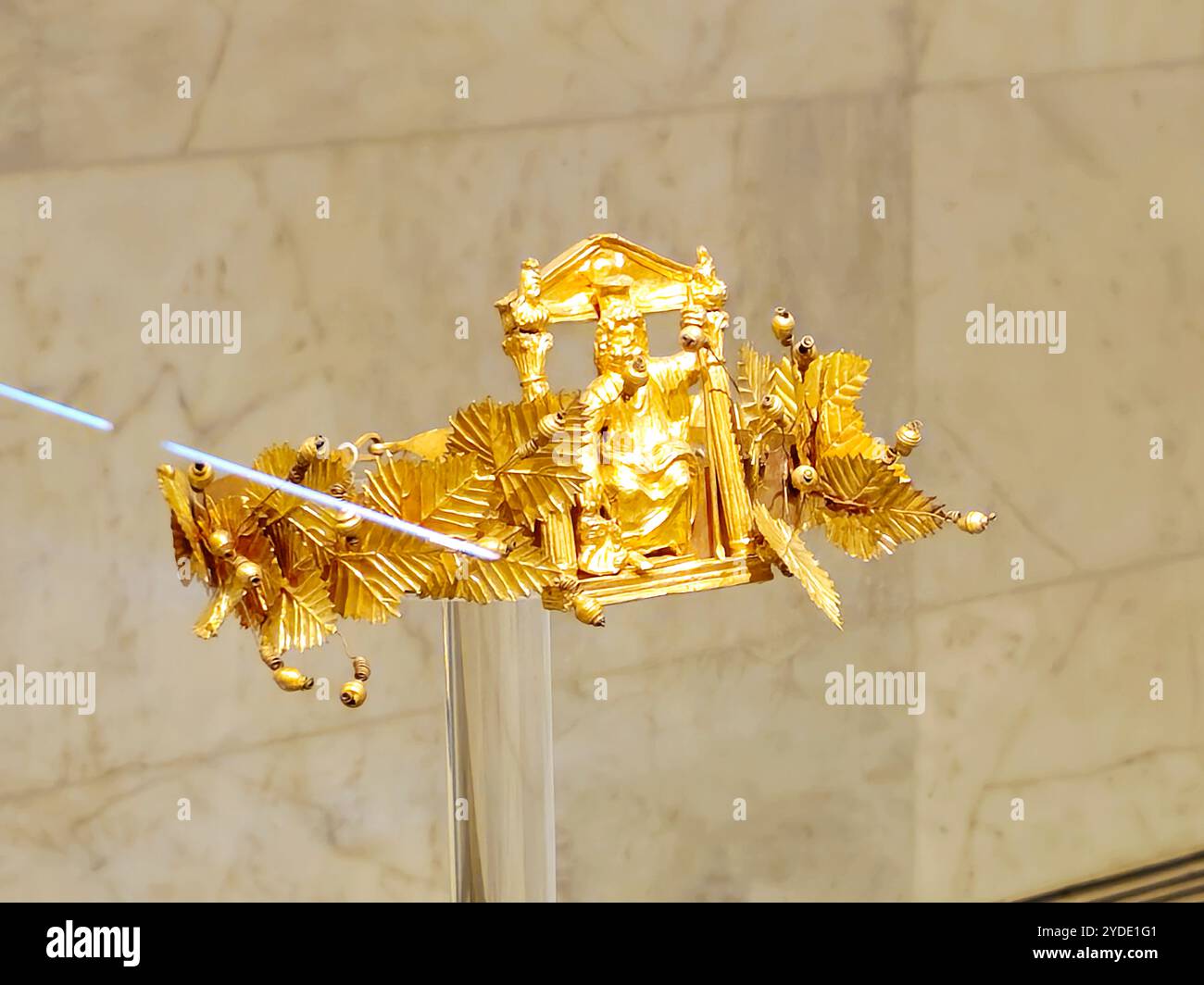 Cairo, Egitto, 6 ottobre 2024: Tesoro di Dush, corona d'oro, due braccialetti, due collane d'oro fatte di 187 targhe nel Museo nazionale dell'Egitto Foto Stock