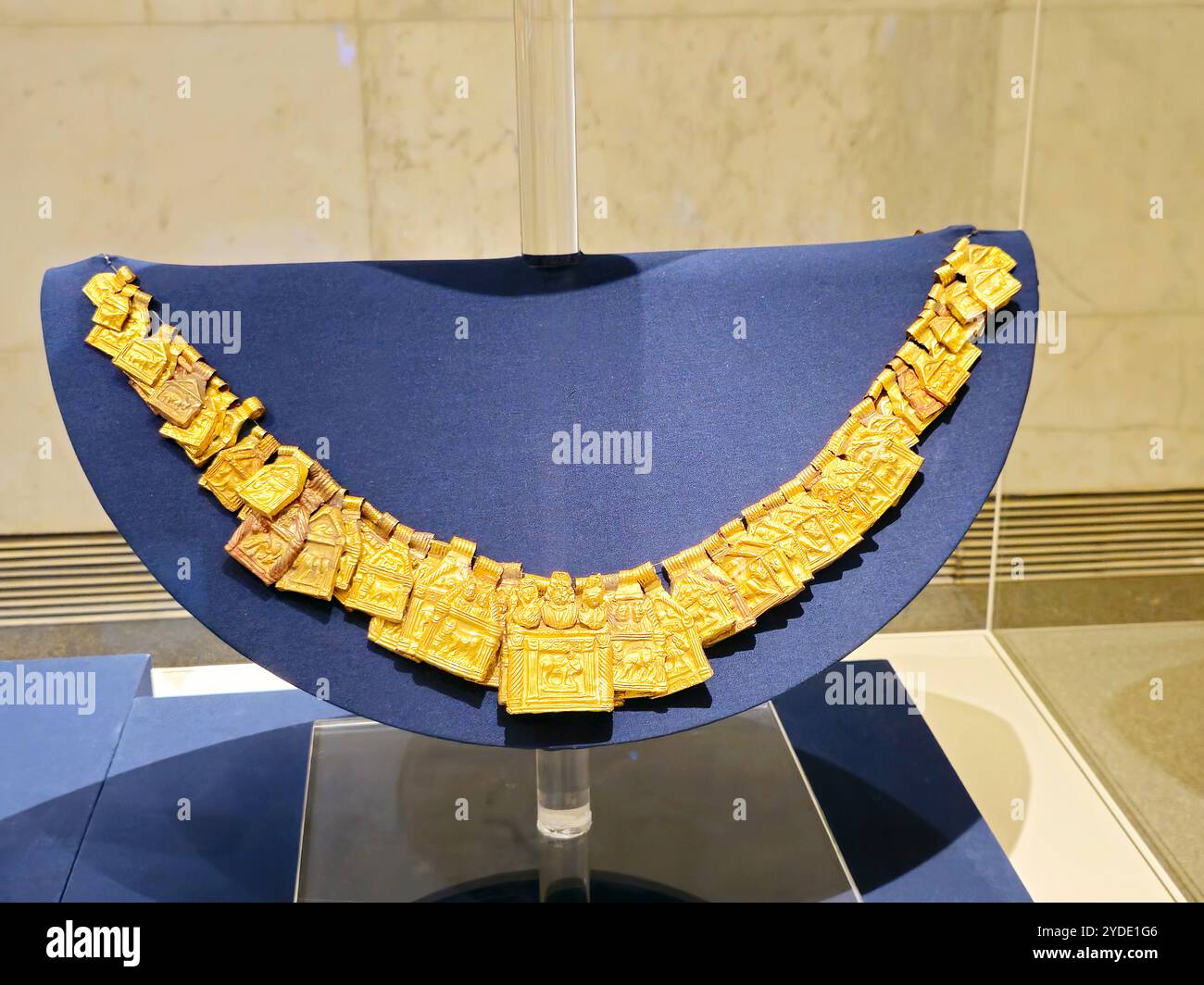 Cairo, Egitto, 6 ottobre 2024: Tesoro di Dush, corona d'oro, due braccialetti, due collane d'oro fatte di 187 targhe nel Museo nazionale dell'Egitto Foto Stock