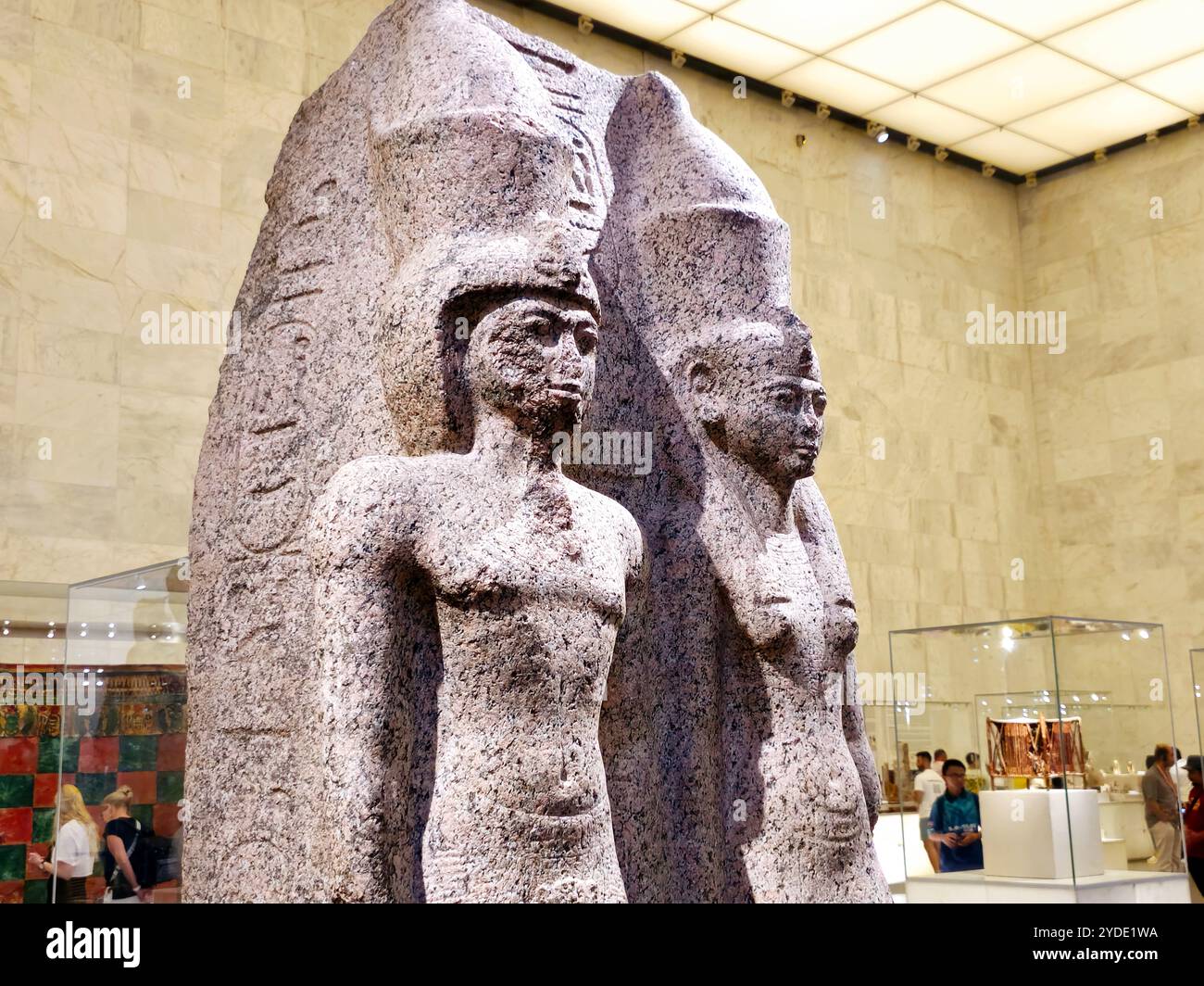 Cairo, Egitto, 6 ottobre 2024: Statue all'interno del Museo Nazionale della civiltà Egizia (NMEC), situato nella città vecchia del Cairo, il museo espone una collezione Foto Stock