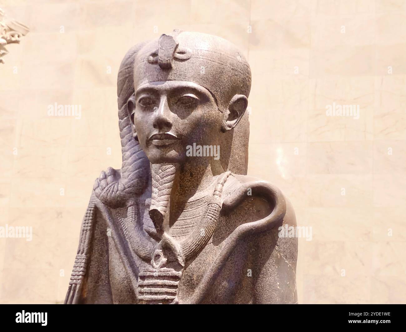 Cairo, Egitto, 6 ottobre 2024: Statue all'interno del Museo Nazionale della civiltà Egizia (NMEC), situato nella città vecchia del Cairo, il museo espone una collezione Foto Stock