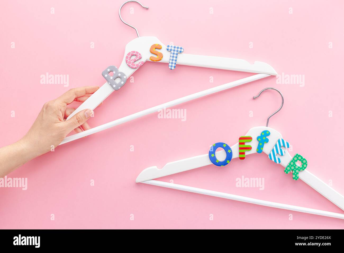 Appendiabiti bianchi con testo di vendita su sfondo rosa Foto Stock