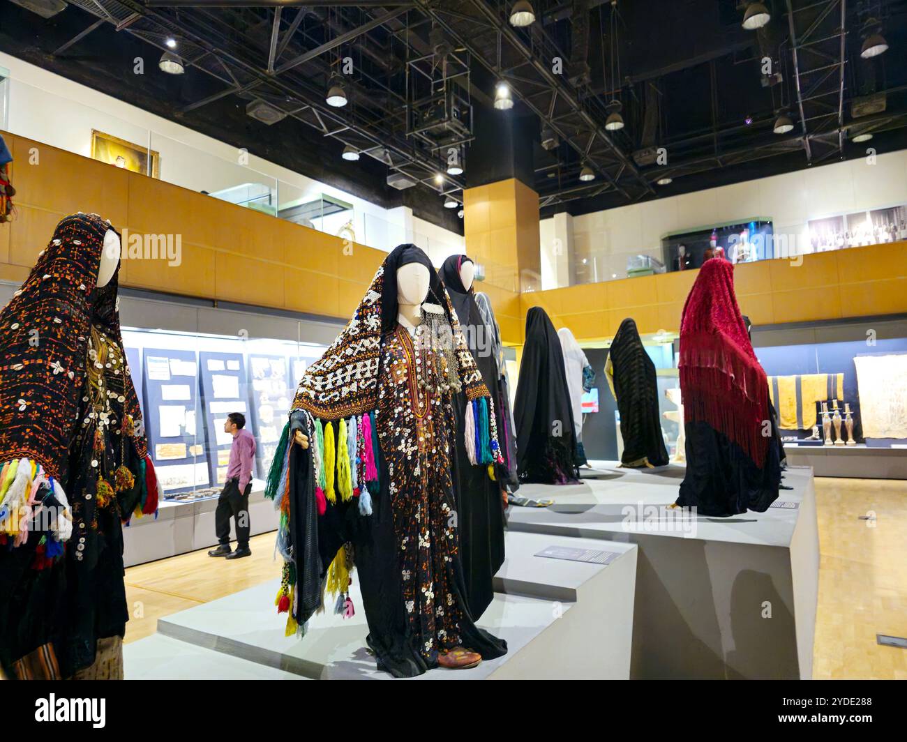 Cairo, Egitto, 6 ottobre 2024: La galleria tessile all'interno del Museo Nazionale della civiltà Egizia (NMEC), situato nella città vecchia del Cairo, mostra museale Foto Stock