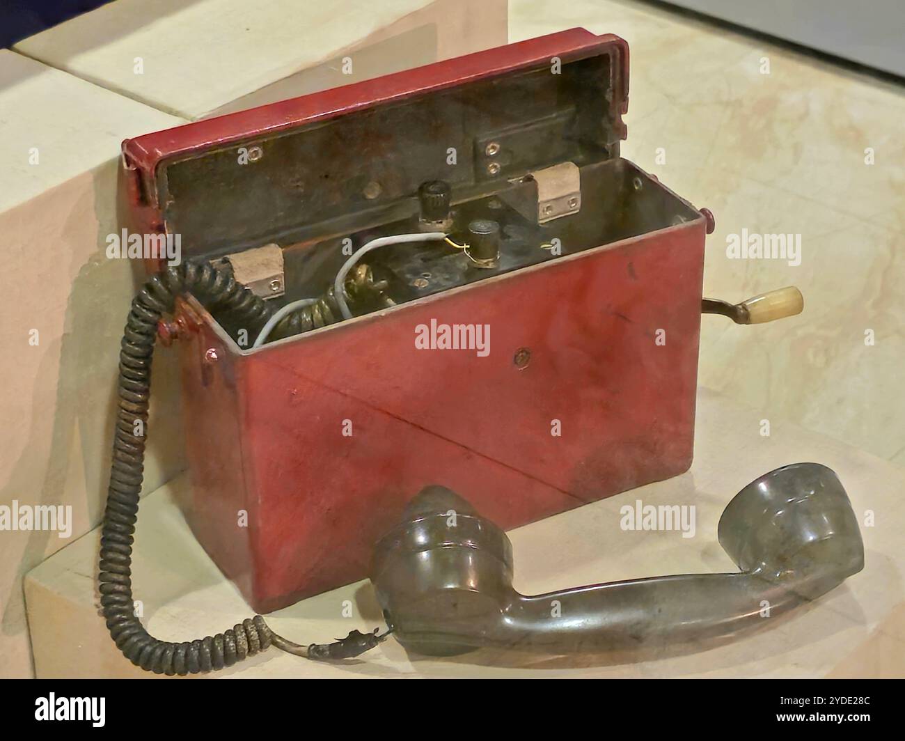 Cairo, Egitto, 6 ottobre 2024: Un vecchio telefono all'interno del Museo Nazionale della civiltà Egizia (NMEC), situato nella città vecchia del Cairo, il museo espone circa Foto Stock