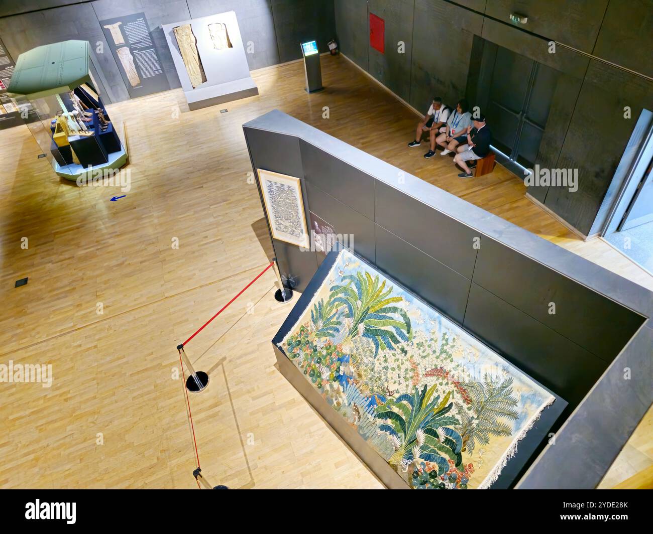 Cairo, Egitto, 6 ottobre 2024: La galleria tessile all'interno del Museo Nazionale della civiltà Egizia (NMEC), situato nella città vecchia del Cairo, mostra museale Foto Stock