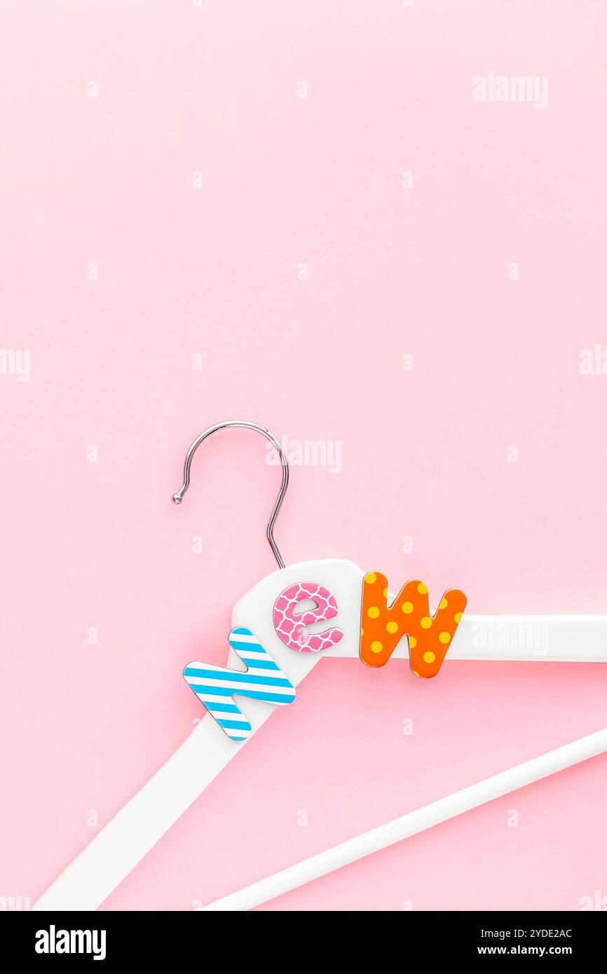 Appendiabiti bianchi con testo di vendita su sfondo rosa Foto Stock