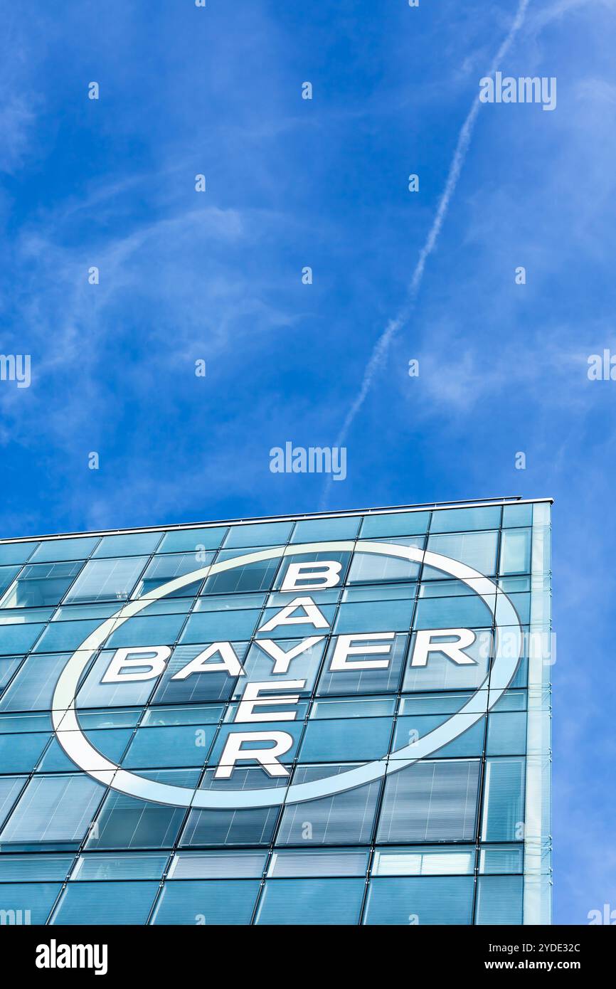 Il logo del marchio Bayer AG sul suo edificio per uffici a Lione Foto Stock