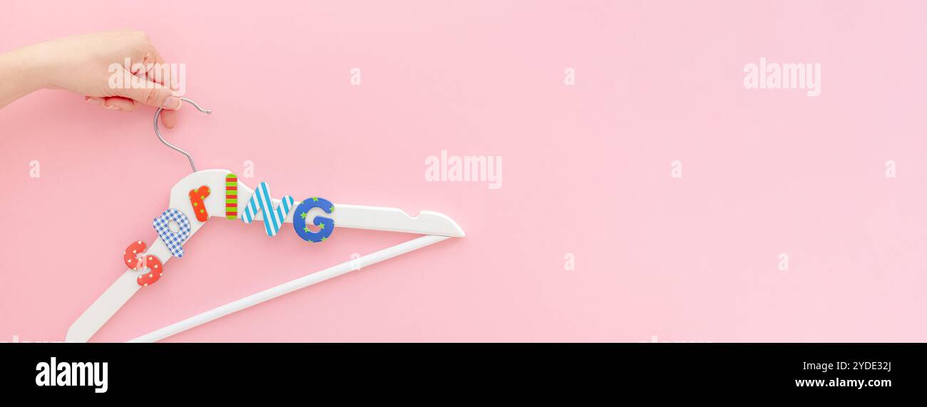 Appendiabiti bianchi con testo di vendita su sfondo rosa Foto Stock