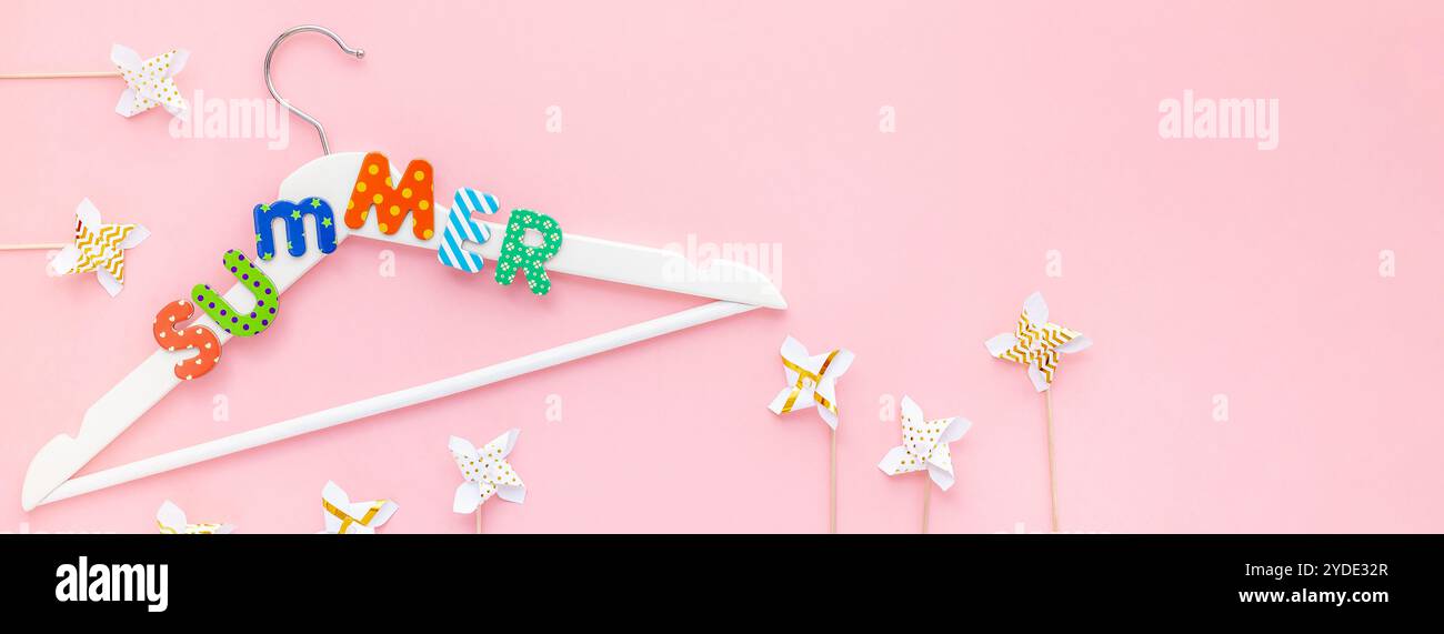 Appendiabiti bianchi con sfondo rosa con testo estivo Foto Stock