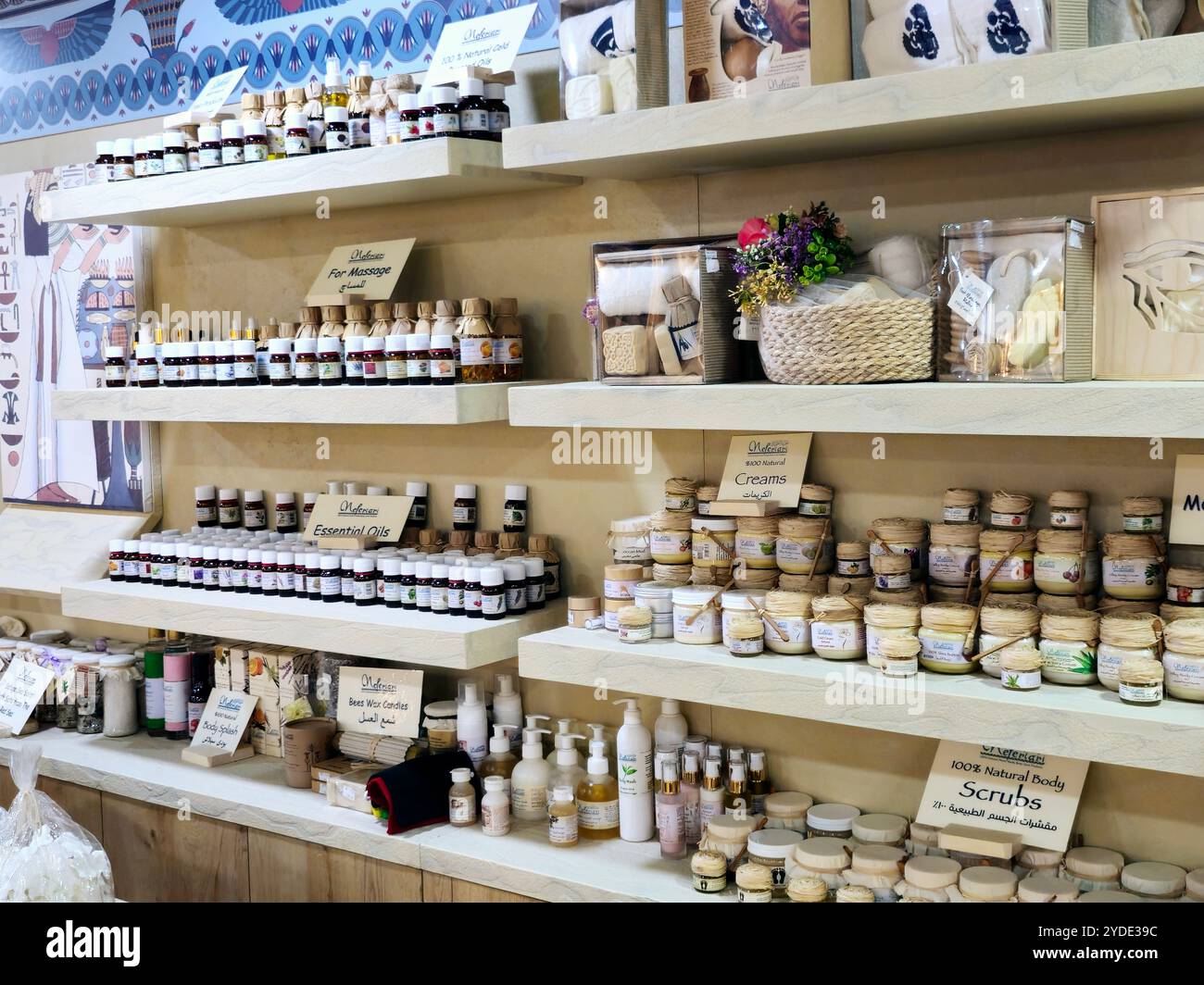 Cairo, Egitto, 6 ottobre 2024: Il negozio di articoli da regalo all'interno del Museo Nazionale della civiltà Egizia (NMEC), situato nella città vecchia del Cairo, il museo espone coll Foto Stock