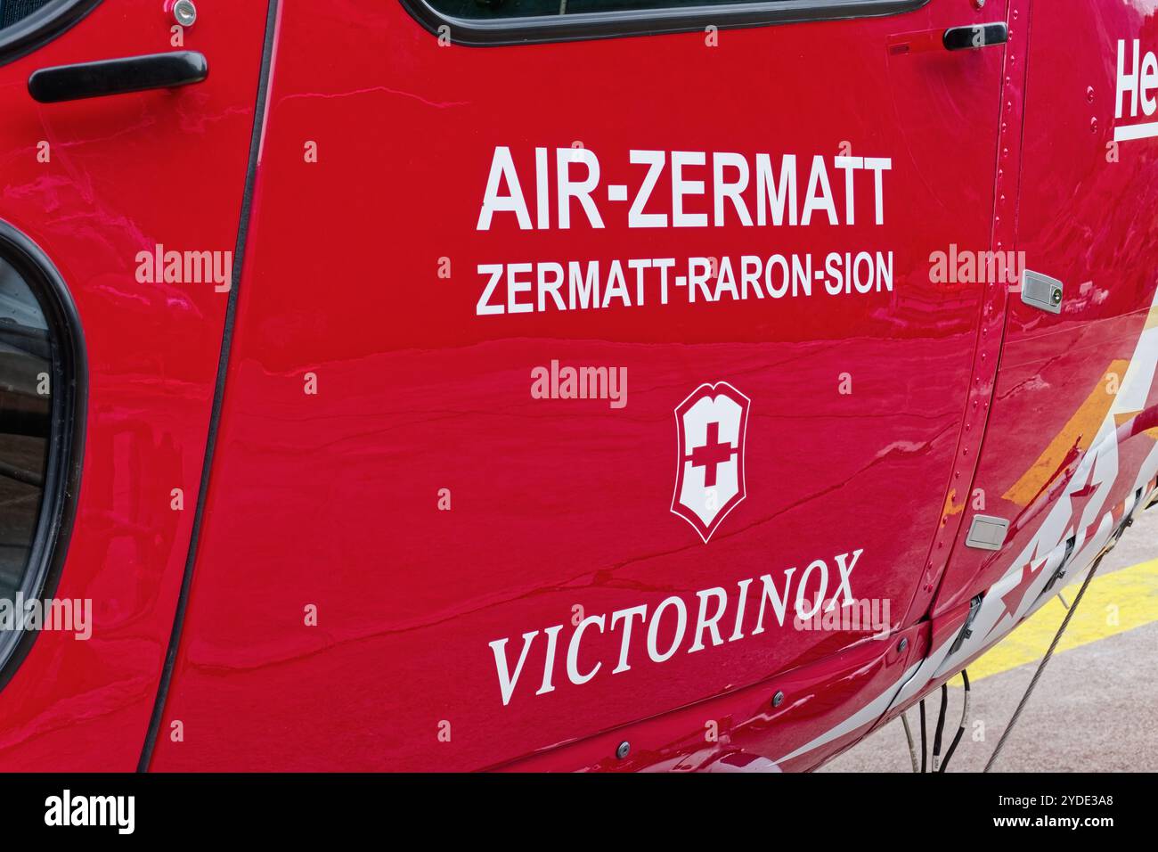 Air Zermatt a Zermatt, Wallis, Svizzera. Logo sull'elicottero all'eliporto di Zermatt. Compagnia aerea svizzera, soccorso in elicottero, visite turistiche e trasporto. Foto Stock