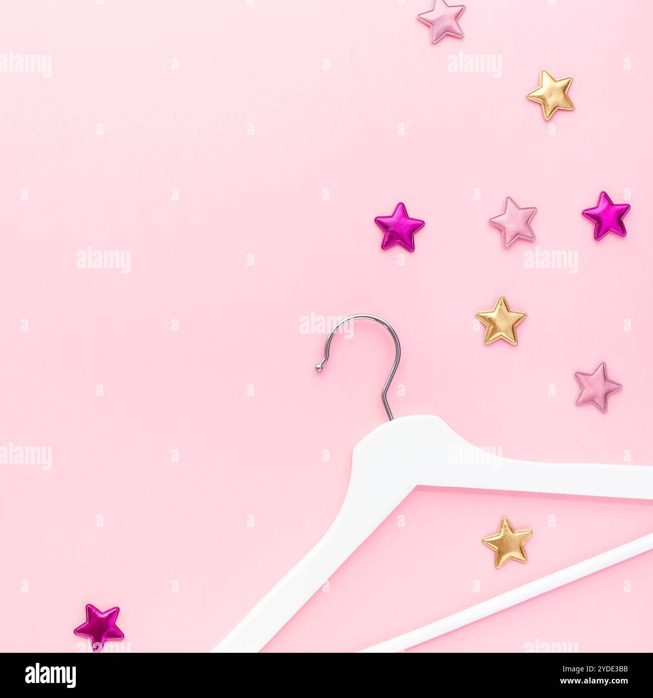 Grucce bianche su sfondo rosa pastello Foto Stock