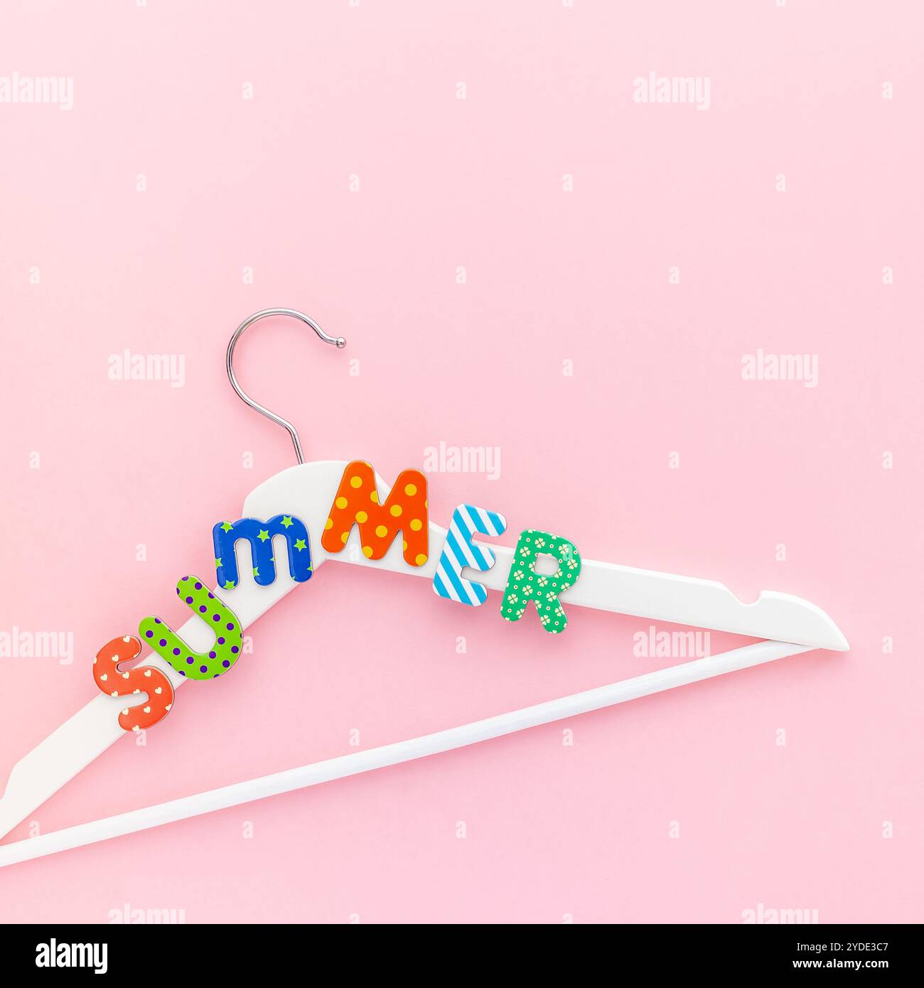 Appendiabiti bianchi con sfondo rosa con testo estivo Foto Stock