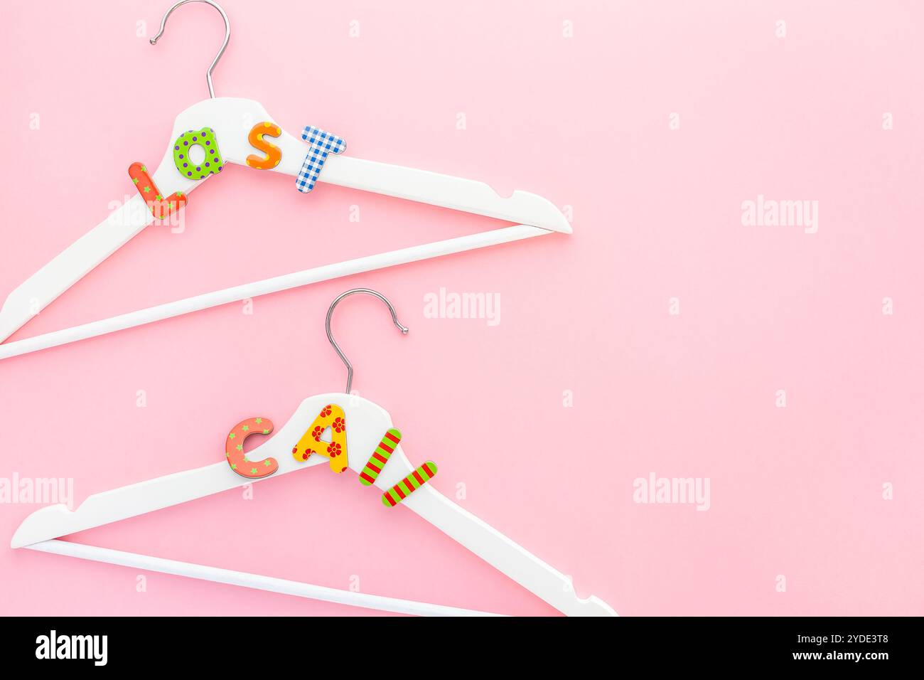 Appendiabiti bianchi con testo di vendita su sfondo rosa Foto Stock