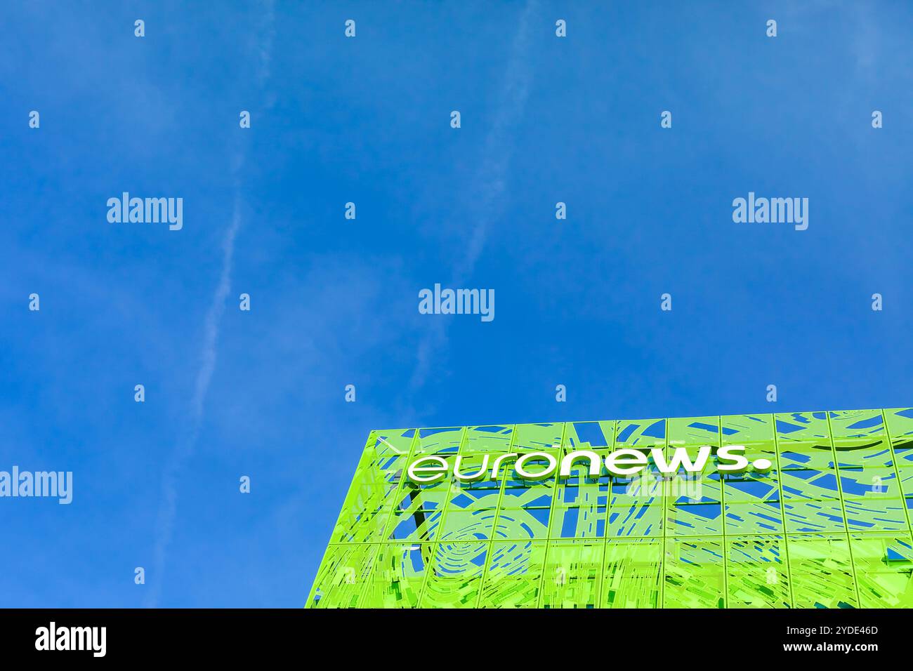 Logo del marchio Euronews nell'edificio della sede centrale Foto Stock