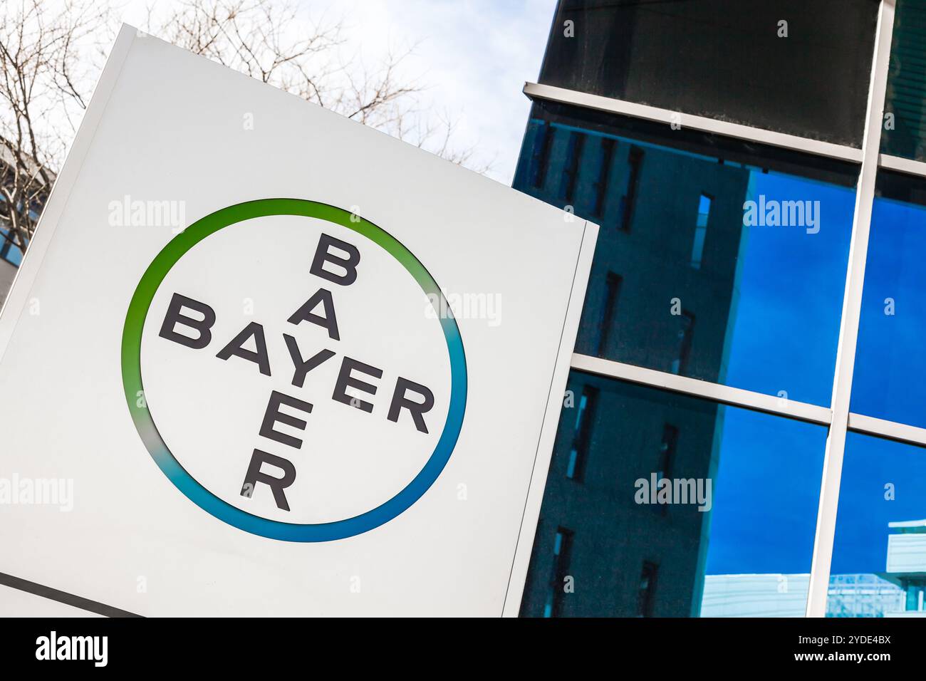 Il logo del marchio Bayer AG sul suo edificio per uffici a Lione Foto Stock