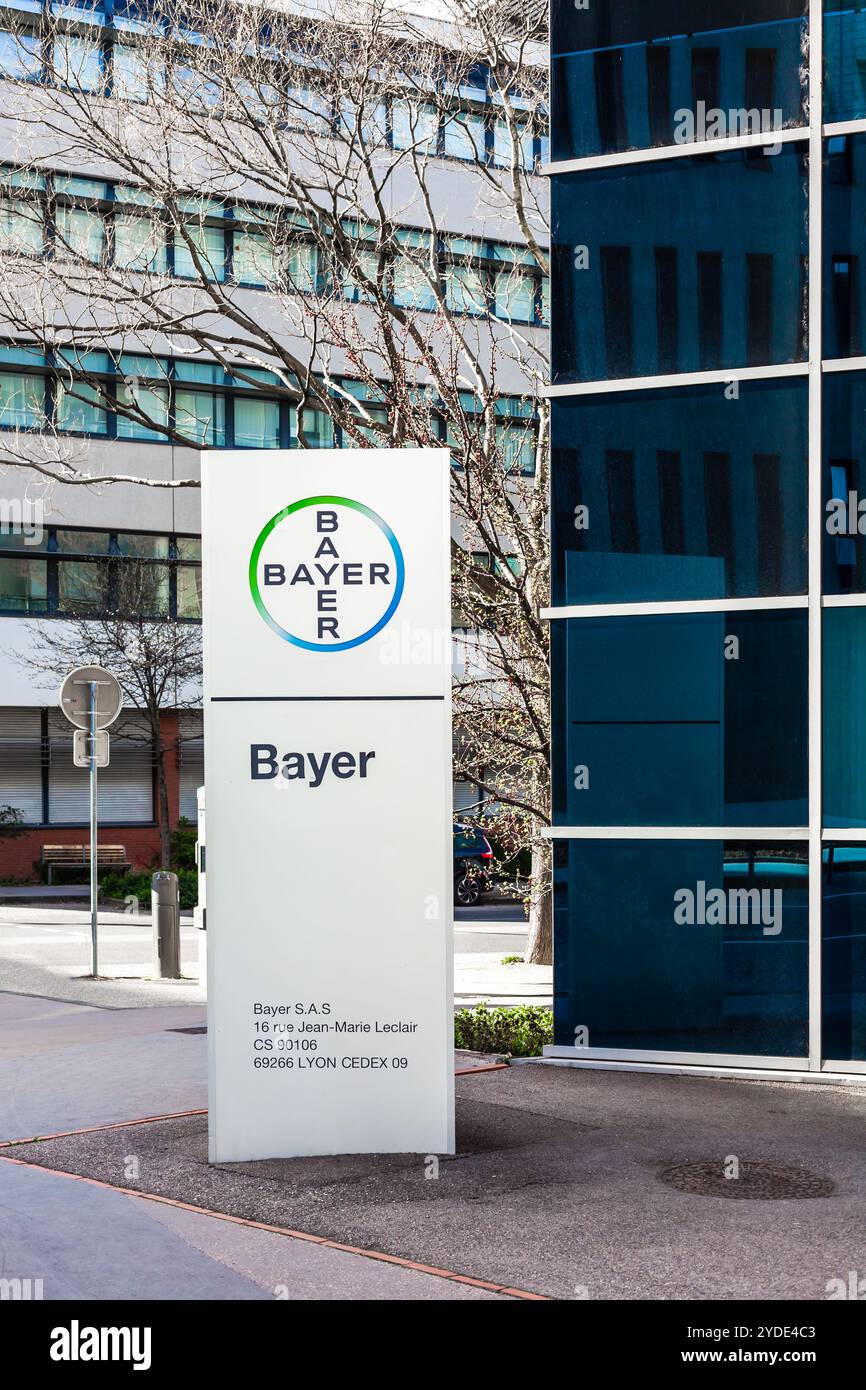 Il logo del marchio Bayer AG sul suo edificio per uffici a Lione Foto Stock