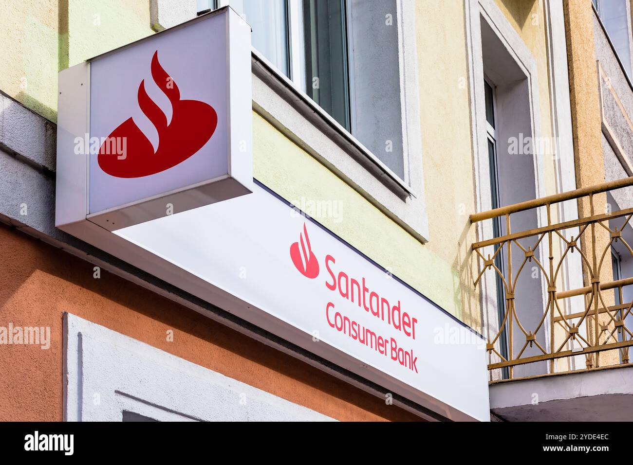 Il logo del marchio Santander Consumer Bank sul suo ufficio Foto Stock