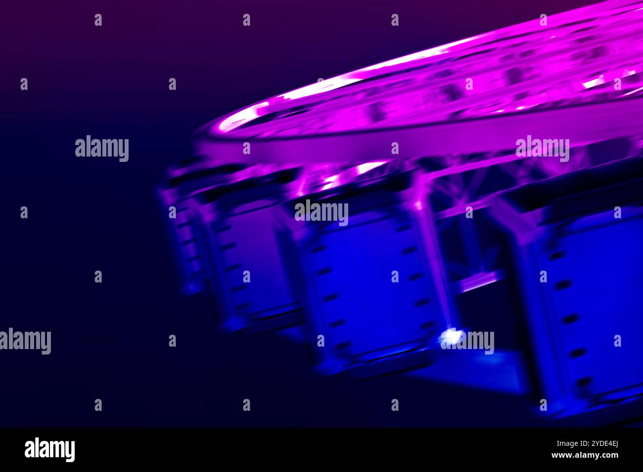 Ruota panoramica grande color neon Foto Stock