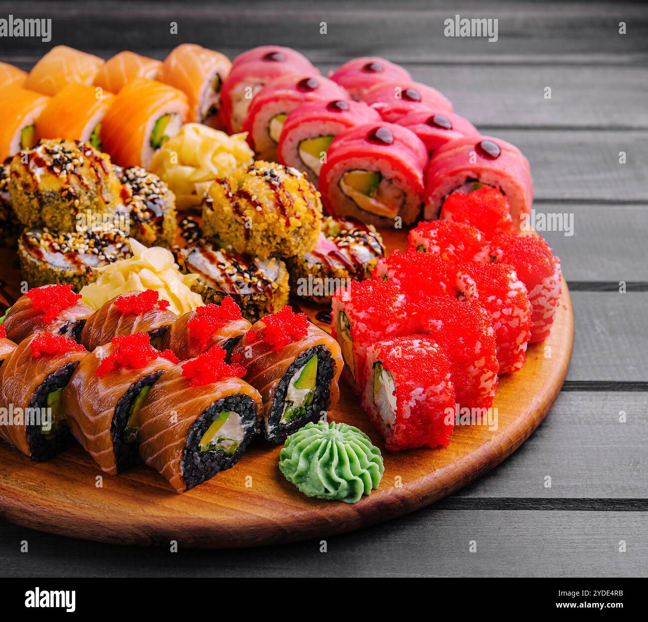 Deliziosa varietà di sushi preparati al momento Foto Stock