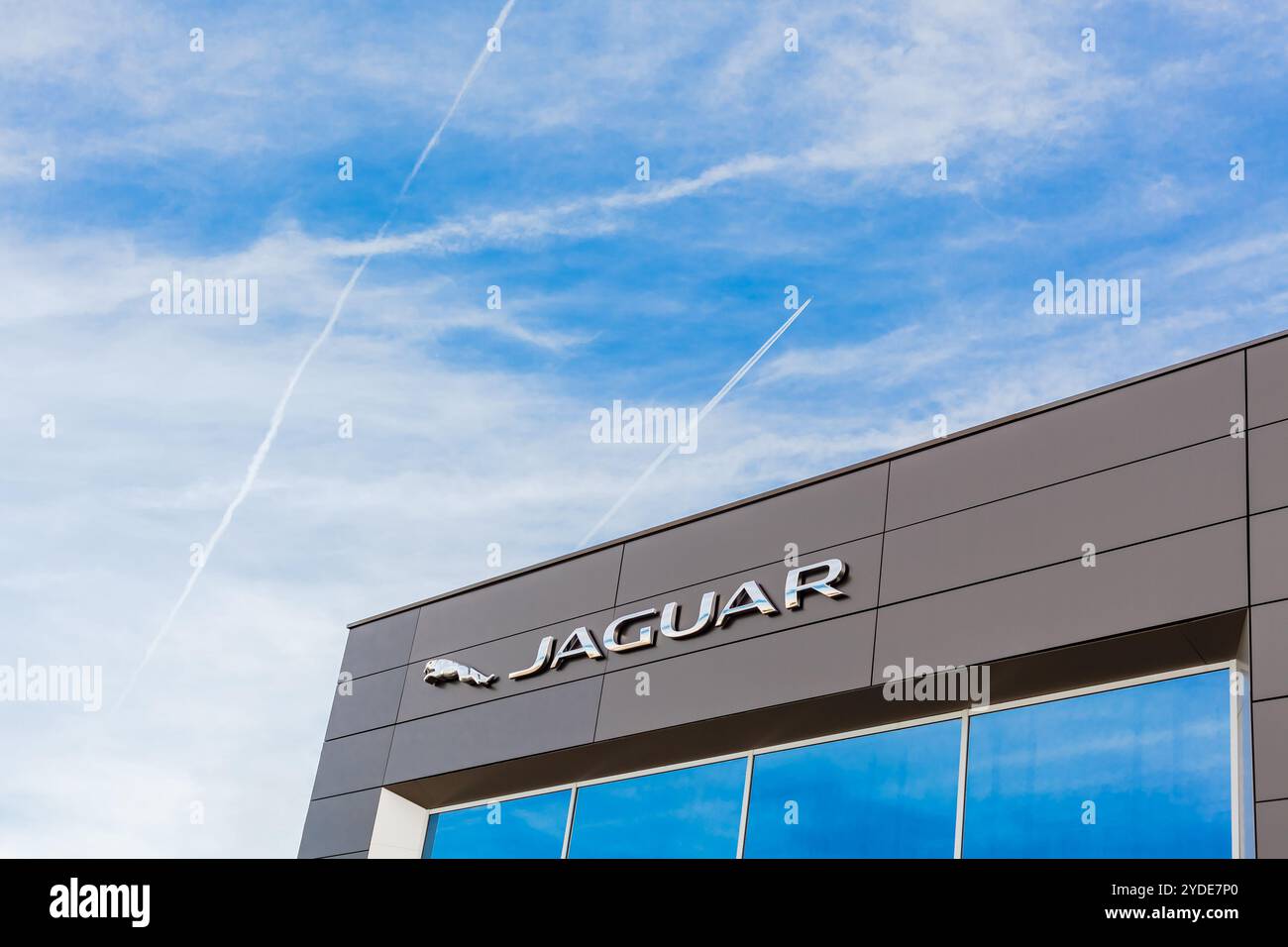 Logo del marchio Jaguar su sfondo blu brillante situato nell'edificio della sede del concessionario a Lione, Francia - 23 febbraio 2020 Foto Stock