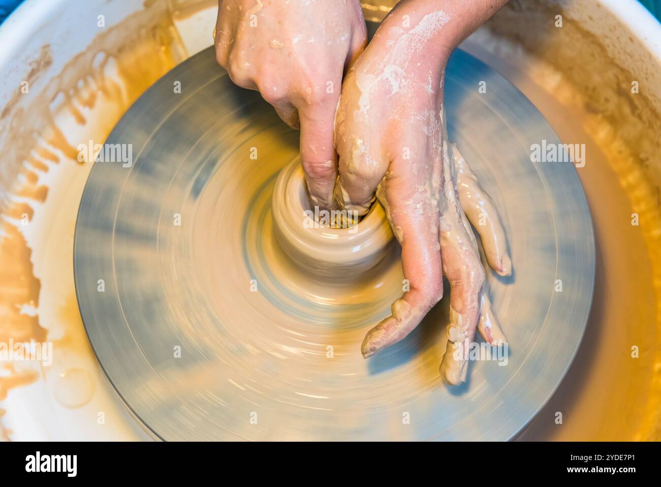 Impasto - creazione di una tazza di argilla in corso Foto Stock