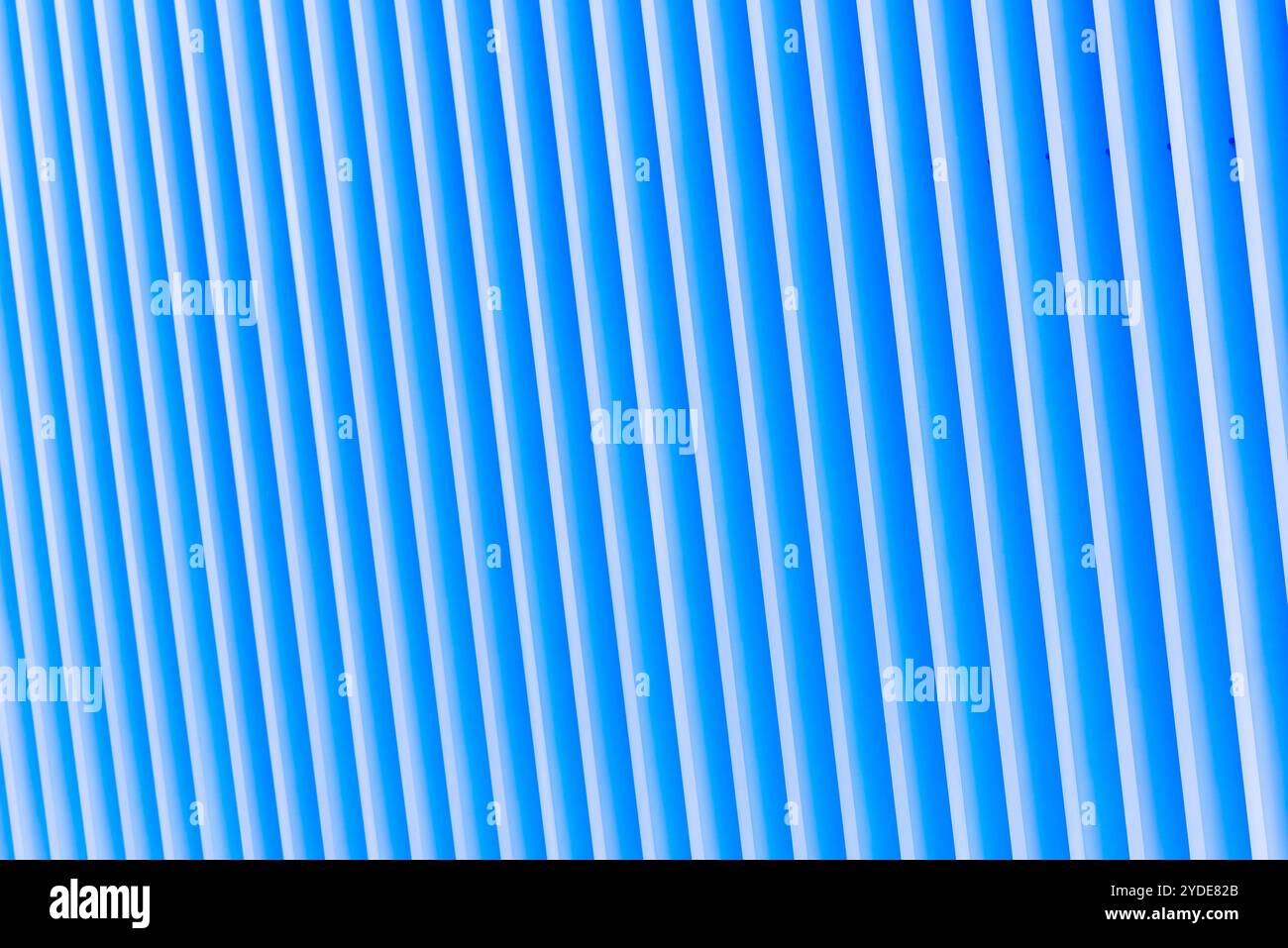 Dettaglio della facciata in metallo a righe blu per lo sfondo Foto Stock