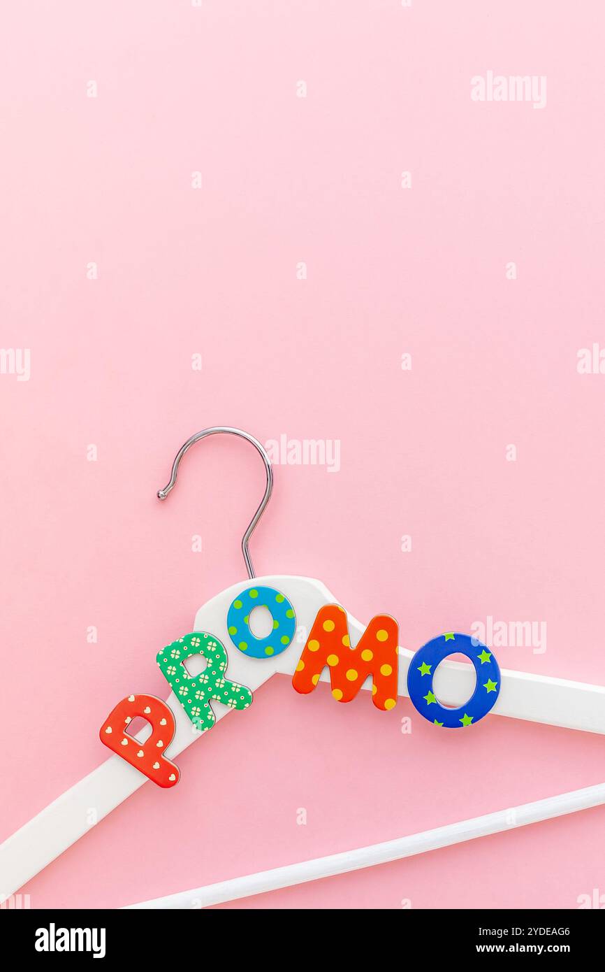 Grucce bianche con testo promozionale su sfondo rosa Foto Stock