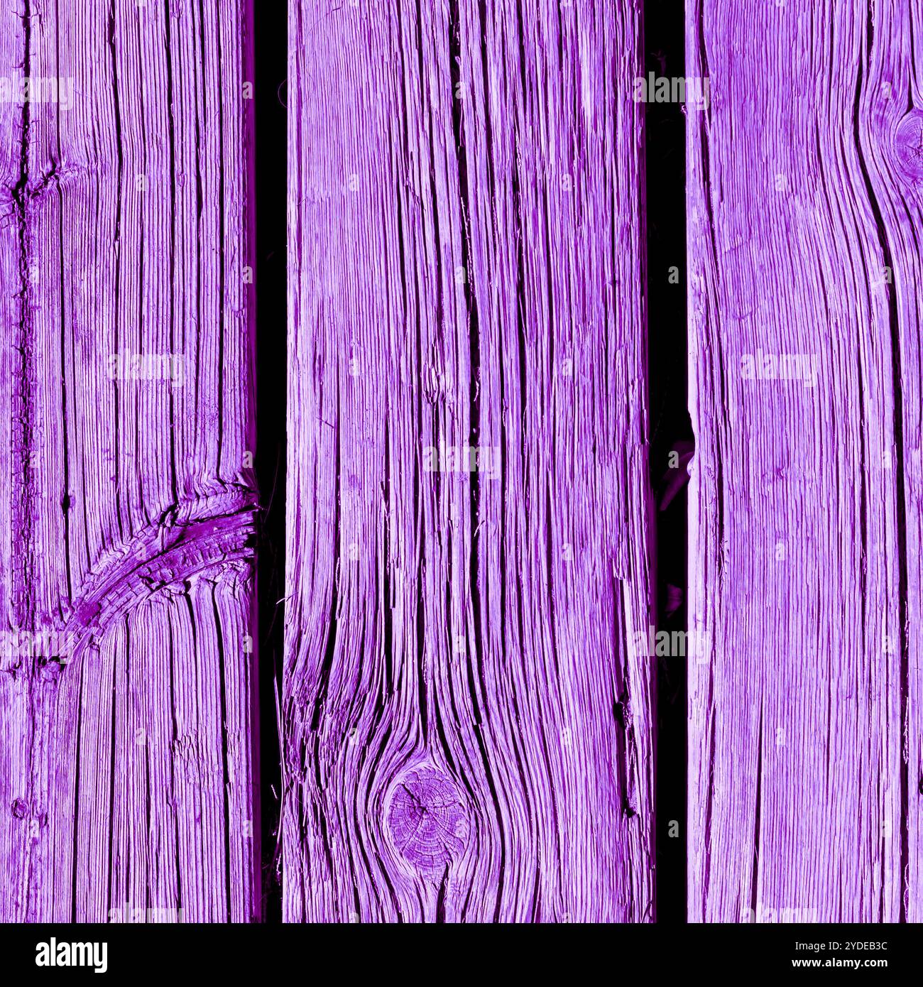 Tavola di legno intemprata verniciata in viola protone Foto Stock