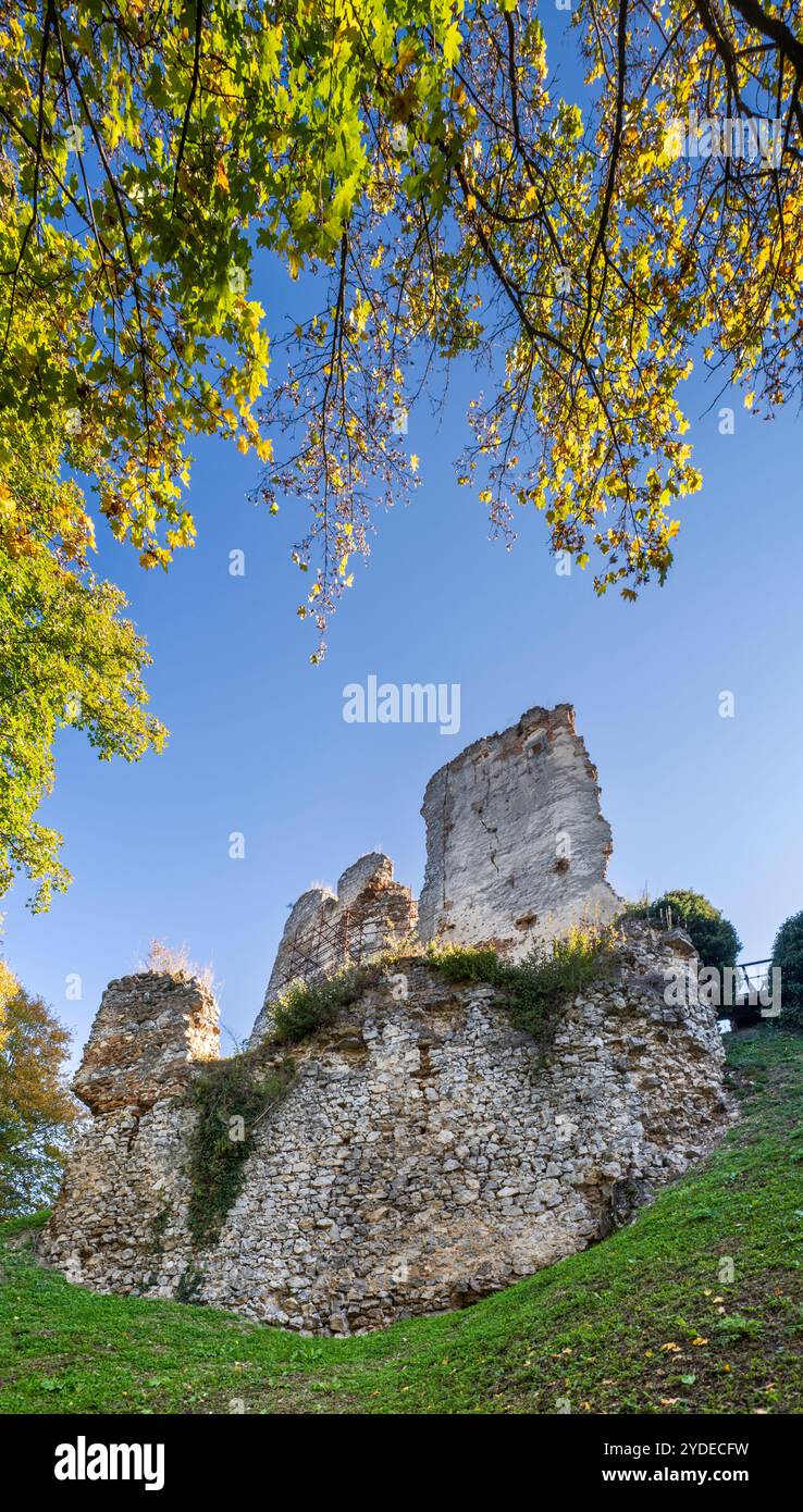 Rovine del castello di Čičva (Čičava), XIII secolo, vicino a Vranov nad Topľou, regione di Prešov, Slovacchia Foto Stock