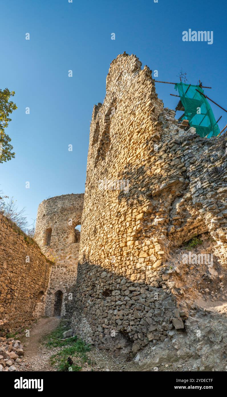 Castello di Jasenov (Jasenovský hrad), XIII secolo, vicino Humenne, regione di Prešov, Slovacchia Foto Stock