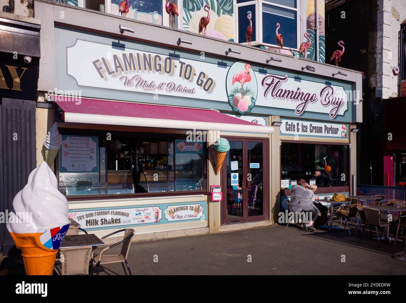 Flamingo To Go Cafe e gelateria sul lungomare di Scarborough Foto Stock