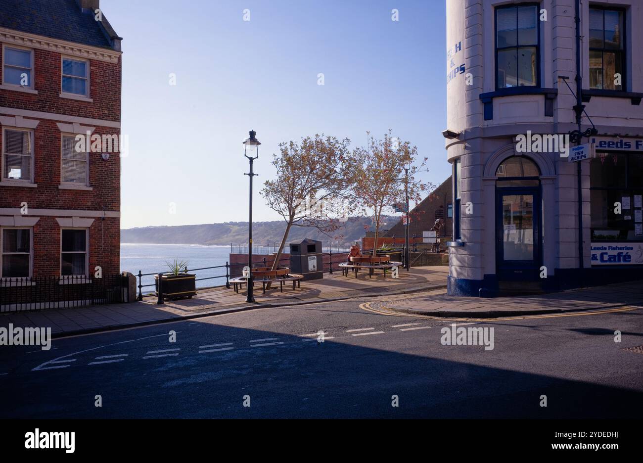 Merchant's Row a Scarborough, affacciato sulla baia Foto Stock