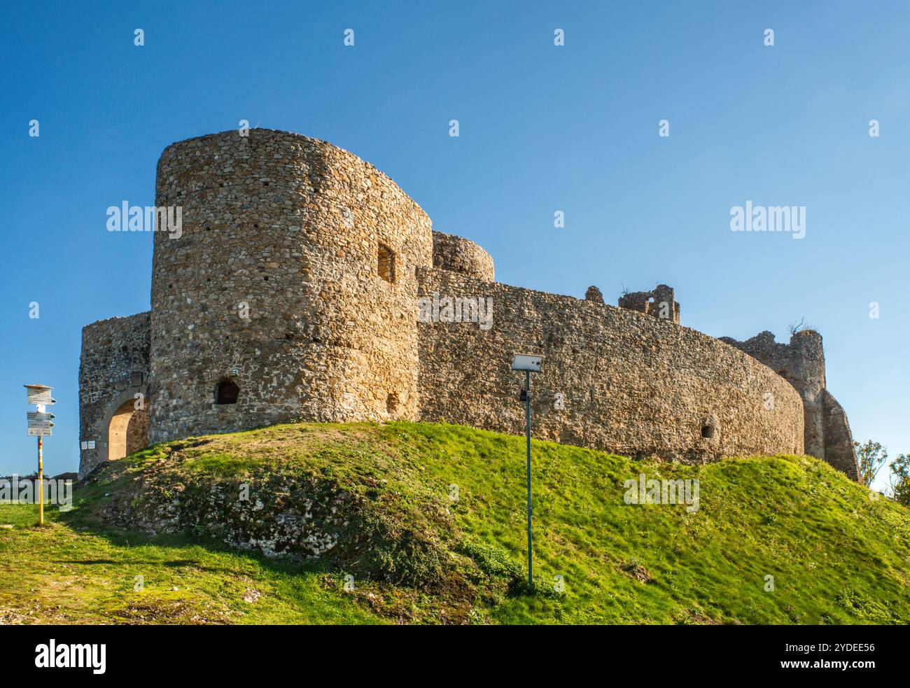 Bastione, muro difensivo al castello di Jasenov (Jasenovský hrad), XIII secolo, vicino a Humenne, regione di Prešov, Slovacchia Foto Stock