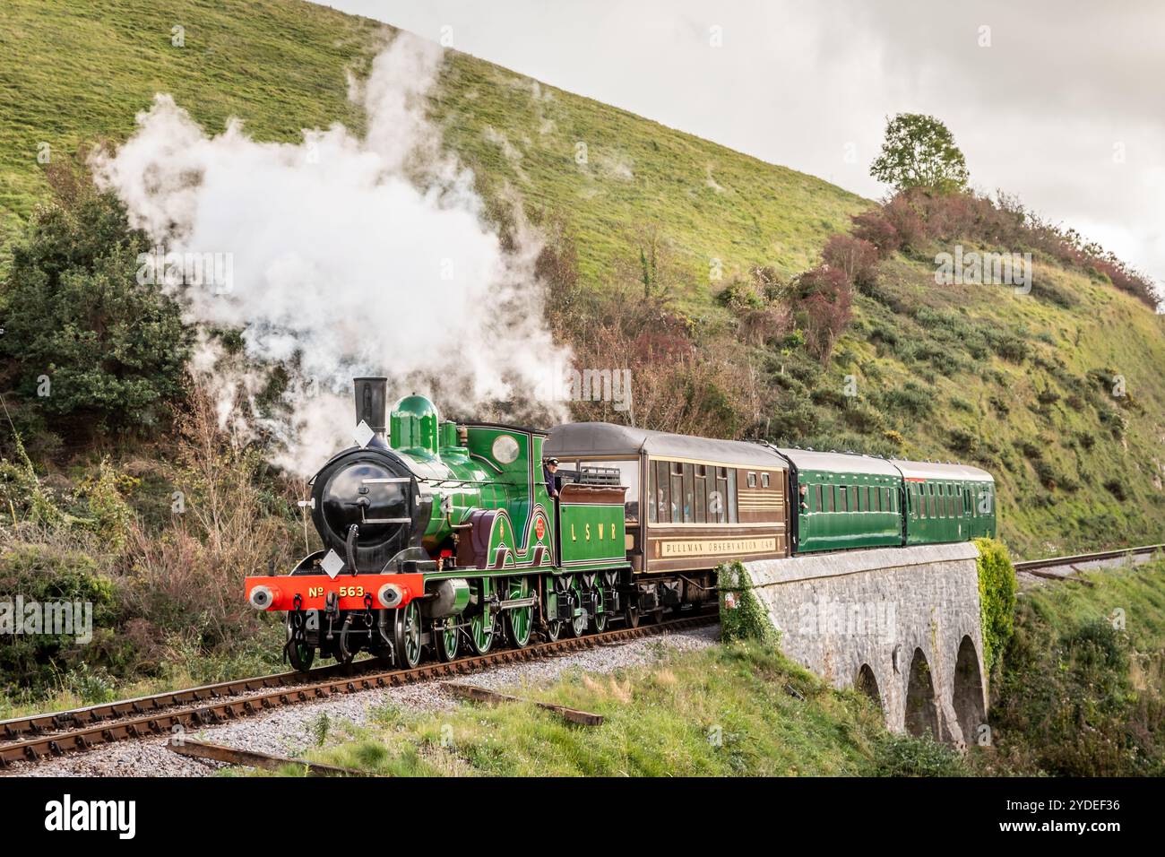 LSWR 'T3' 4-4-0 No. 563 parte dalla stazione di Corfe Castle sulla Swanage Railway, Dorset Foto Stock